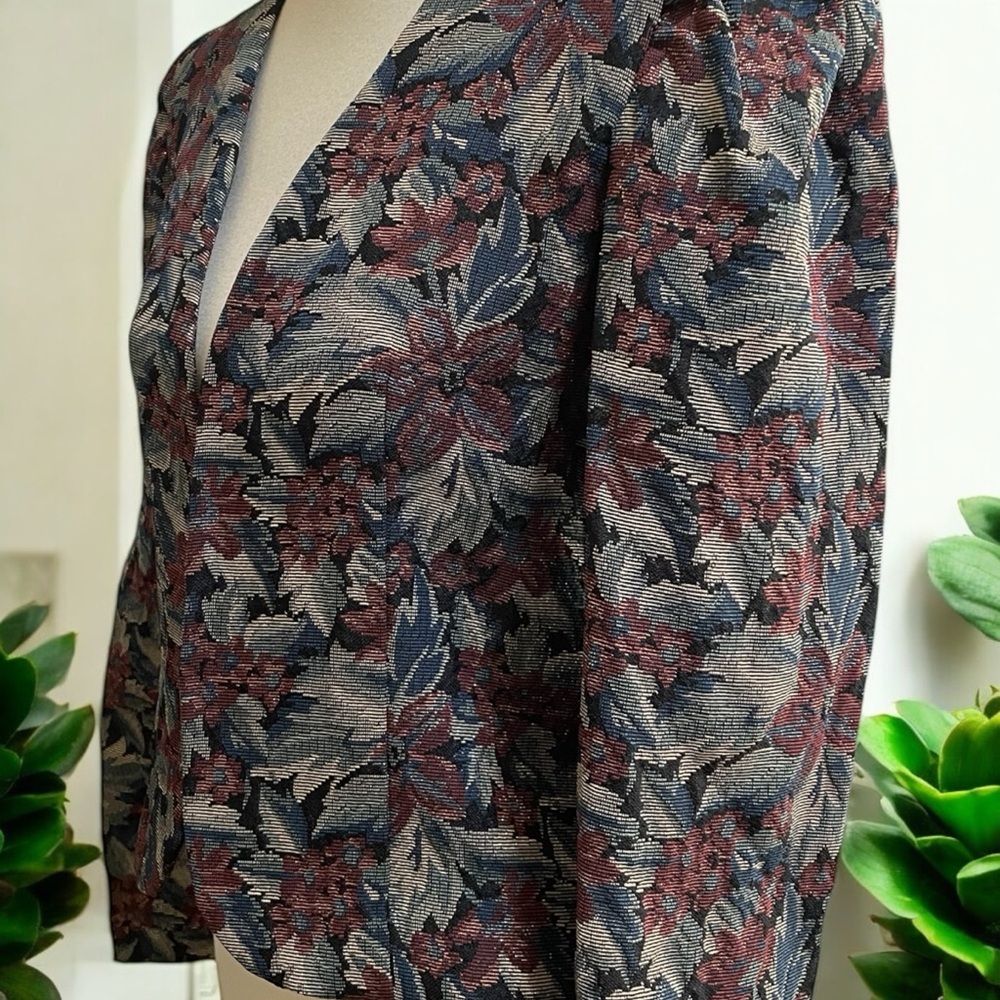 Red and Green Cropped Blazer with‎ Notched Lapels - Picture 9 of 12